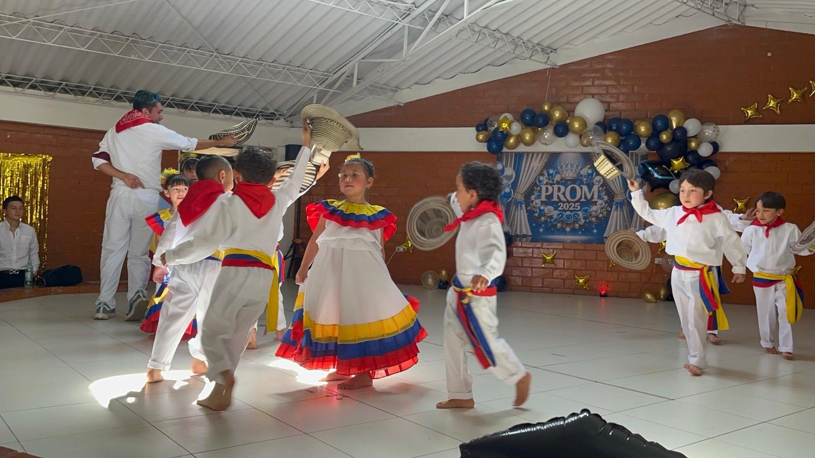 Estudiantes semillas del mañana en presentación de bailes folcloricos