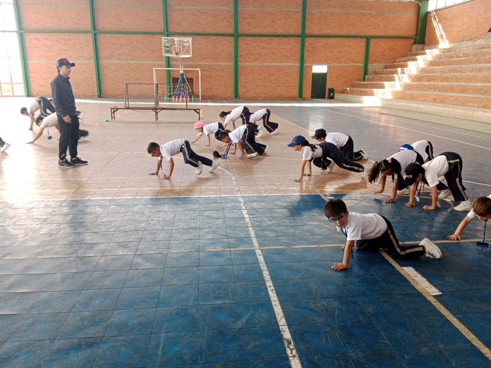 Estudiantes semillas del mañana en clases de deportes