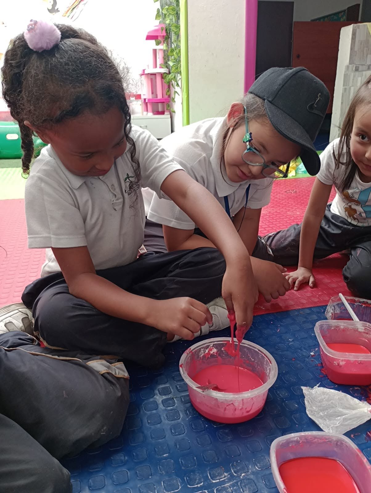Estudiantes semillas del mañana realizando un experimento